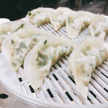 Et ve sebzeli Çin mantısı.