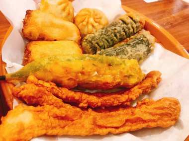 Sos ve baharatlı kızarmış tavuk kanadı.