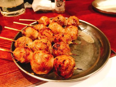 Baharatlı ve sebzeli kızarmış tavuk kanadı.