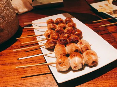 Sebze ve baharatlı kızarmış tavuk kanadı.