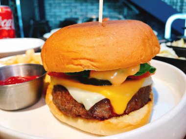 Peynirli hamburger, domates ve peynirli