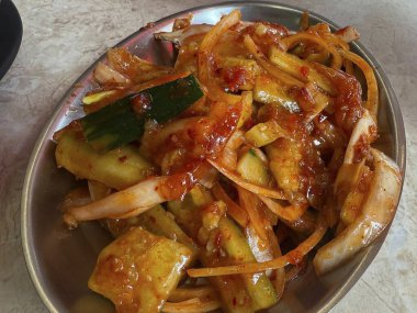 Sebzeli ve baharatlı kızarmış tavuk.