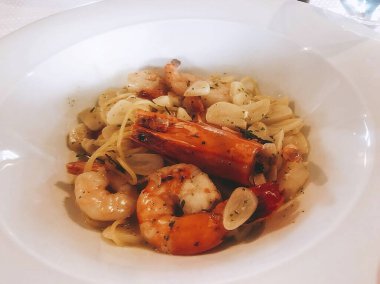 Karides ile makarna bir tabak üzerine