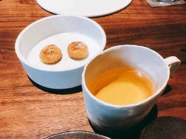 Kahve fincanı ve çay masanın üstünde.