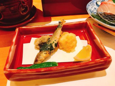 Sebze ve soslu kızarmış balık.