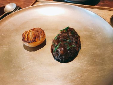 Kızarmış tavuğun mutfak fotoğrafı.