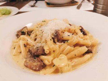 Et ve domates soslu makarna