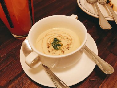 Limonlu ve kaşıklı bir fincan kahve.