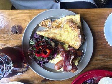 Kahve, peynir ve meyveli kahvaltı.