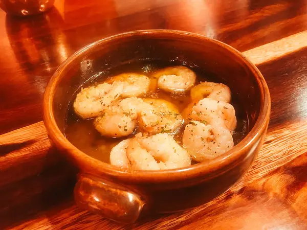 Limonlu bir kasede kızarmış karides.