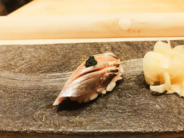 Japon suşisi. Geleneksel Japon yemekleri. Kapat.