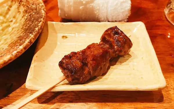 Soslu ve sebzeli kızarmış tavuk kanadı.