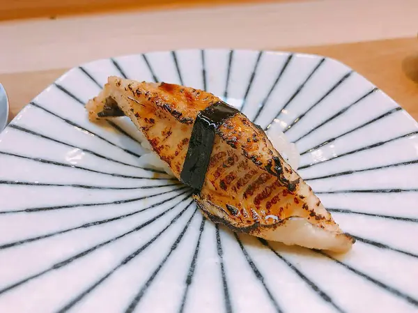 Sos ve baharatlı ızgara somon bifteği.