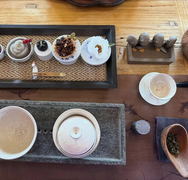 Lokantada bir fincan kahve iç.