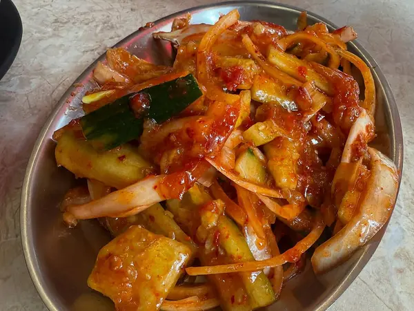 Sebzeli ve baharatlı kızarmış tavuk.