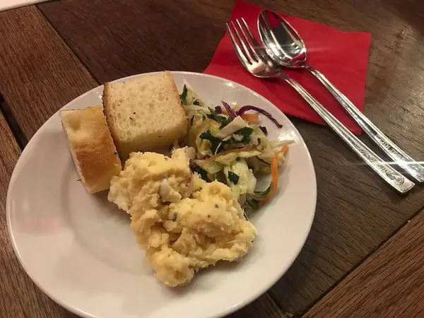 Tavuk ve yumurtalı salata.