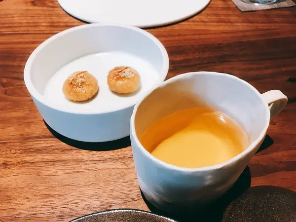 Kahve fincanı ve çay masanın üstünde.