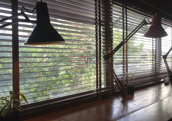 Modern bir apartmanın içinde.