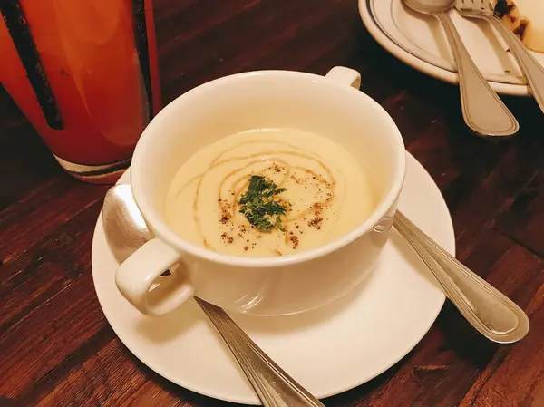 Limonlu ve kaşıklı bir fincan kahve.