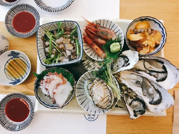 Deniz ürünleri, midyeler, midyeler, karidesler.