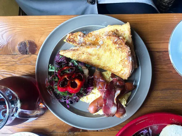 Kahve, peynir ve meyveli kahvaltı.