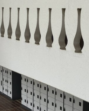 Bir sürü değişik şekli olan bir duvar.