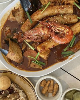 Lezzetli Asya yemeklerinin yakın görüntüsü