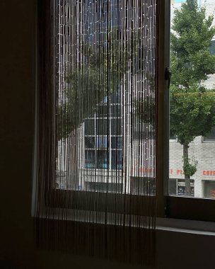 Odada perde ve perdeler olan pencere.