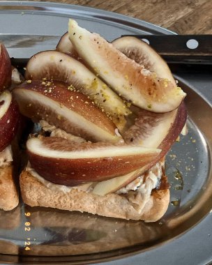 Peynirli bruschetta, domates ve fesleğen.