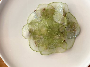 Nane ve tuzlu taze salatalık