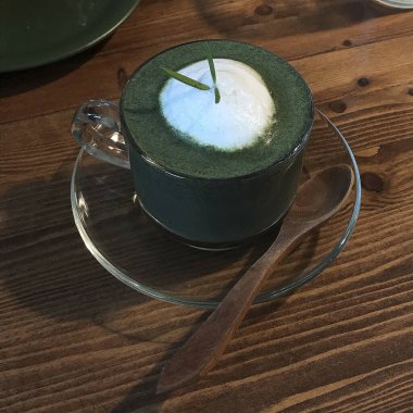 Kahve fincanda, tahta masada.