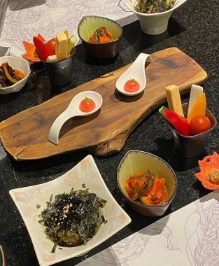 Tabaktaki çeşitli sebzelerin yüksek açılı görüntüsü.