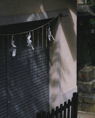 Şehirdeki eski pencere