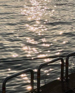 Dalgalar ve dalgalarla dolu su yüzeyi