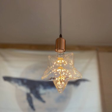 Ahşap arka planda noel süslemesi