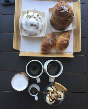 Bir fincan kahve ve kruvasanla nefis bir kahvaltı.