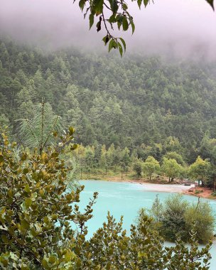 Dağlarda gölü olan güzel bir manzara.