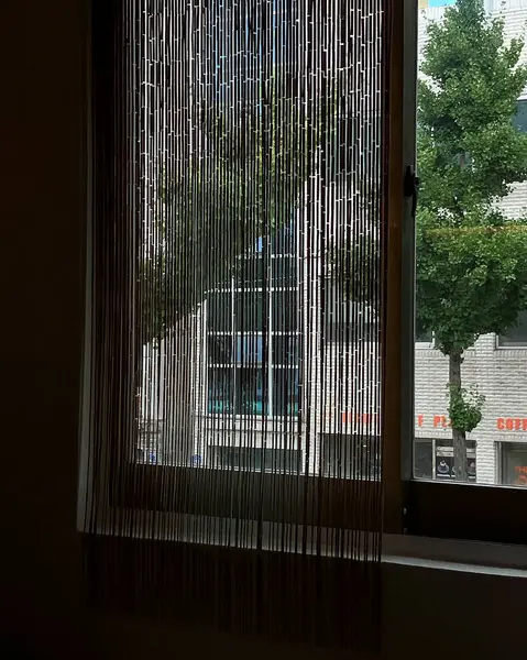 Odada perde ve perdeler olan pencere.