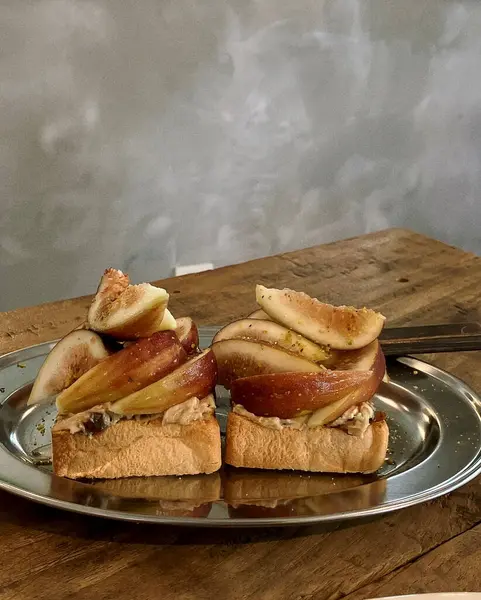 Peynirli, jambonlu, pastırmalı ve muzlu iki tost.