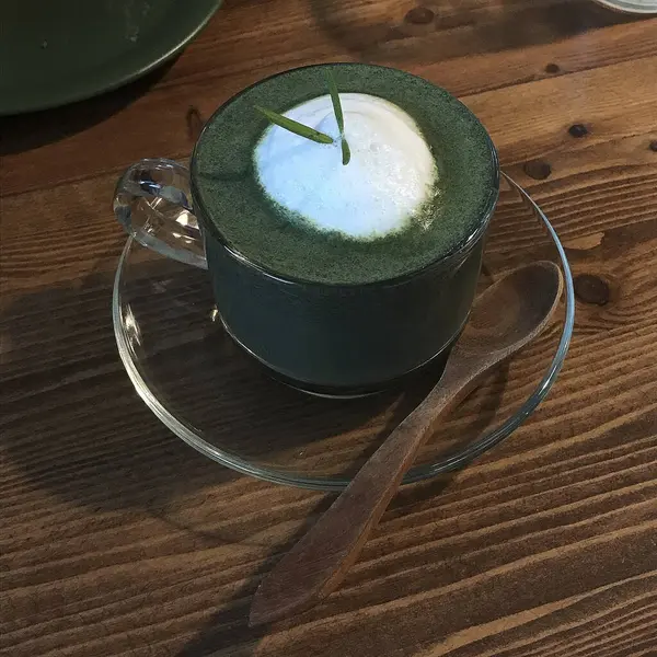 Kahve fincanda, tahta masada.