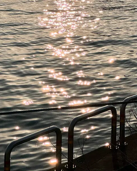 Dalgalar ve dalgalarla dolu su yüzeyi