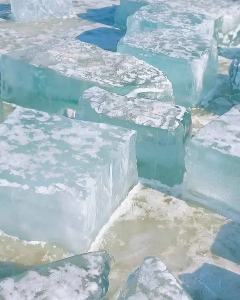 Nehir kıyısında buz küpleri