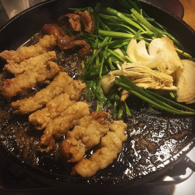 Lezzetli Asya yemeklerinin yakın görüntüsü