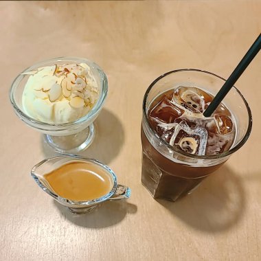 Bardakta dondurma ve bir fincan kahve.