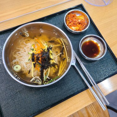 Kore eriştesi çorbası ve sığır eti