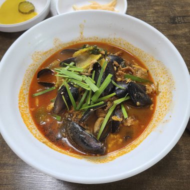 Balık ve sebzeli baharatlı deniz ürünleri.