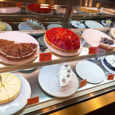 Dükkanda lezzetli ve taze pasta var.