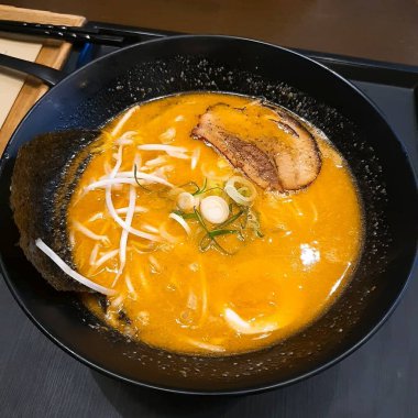 Lezzetli Asya yemeklerinin yakın görüntüsü