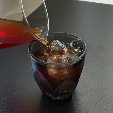 Buz ve buzlu bir bardak kola.