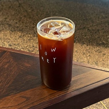 Siyah etiketli bir fincan kahve.